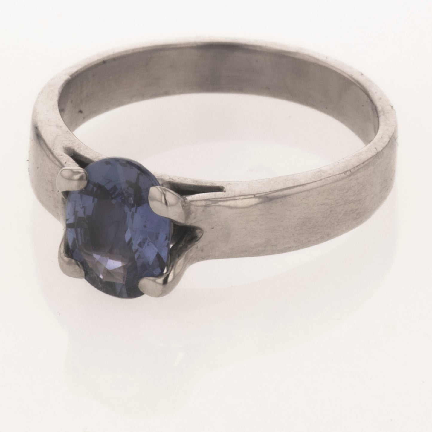 Solitaire sapphire ring