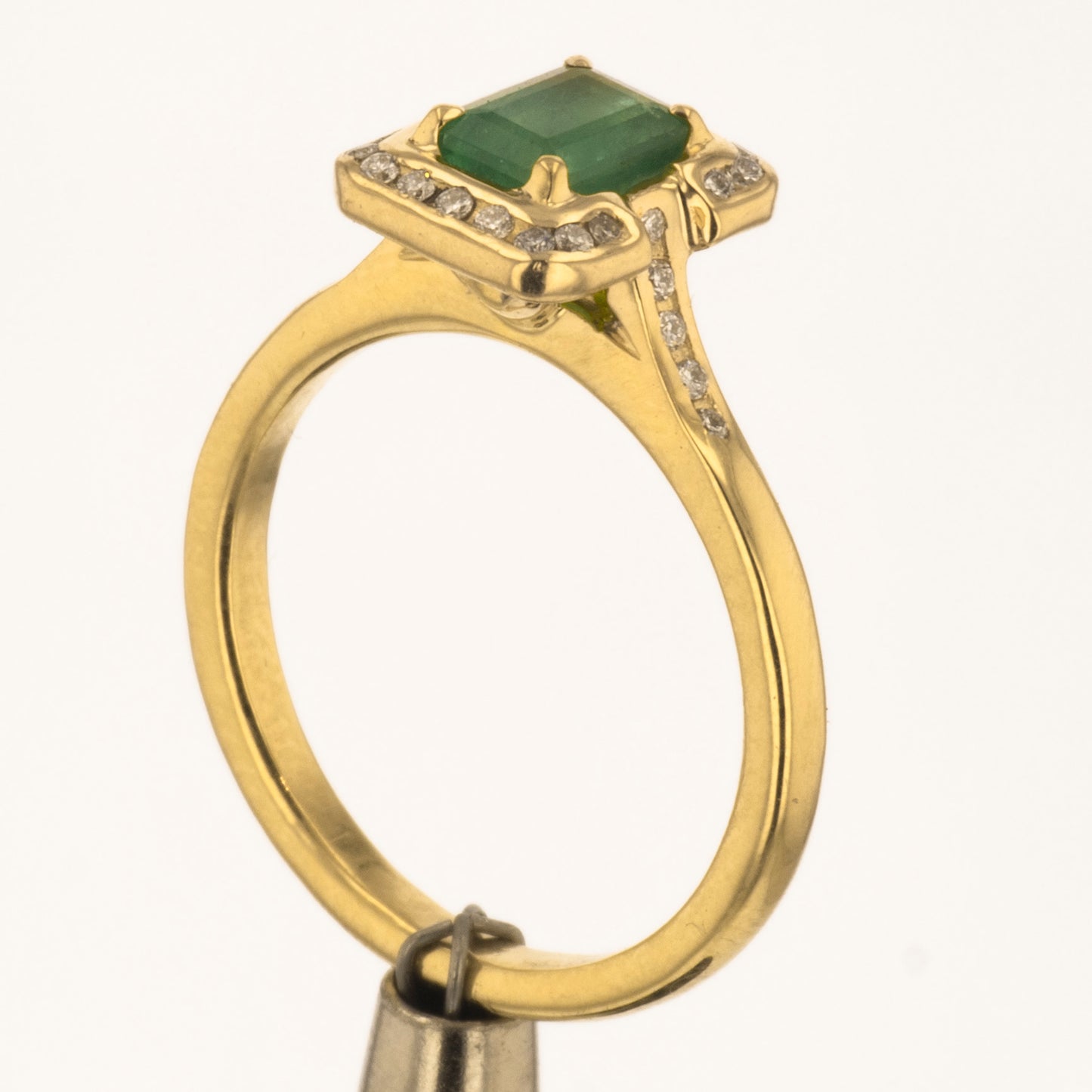 Emerald and diamonds ring