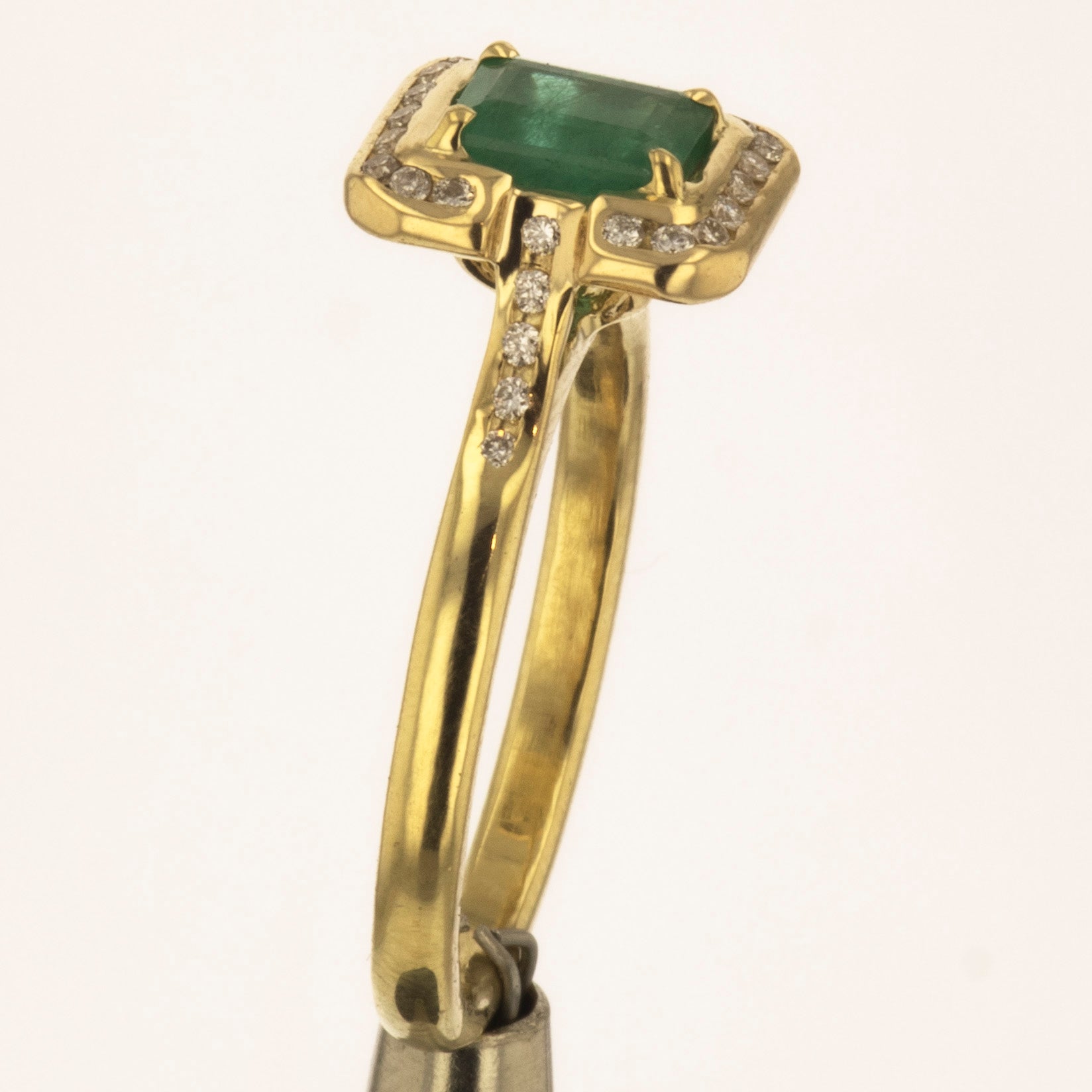yellow gold emerald and diamonds ring